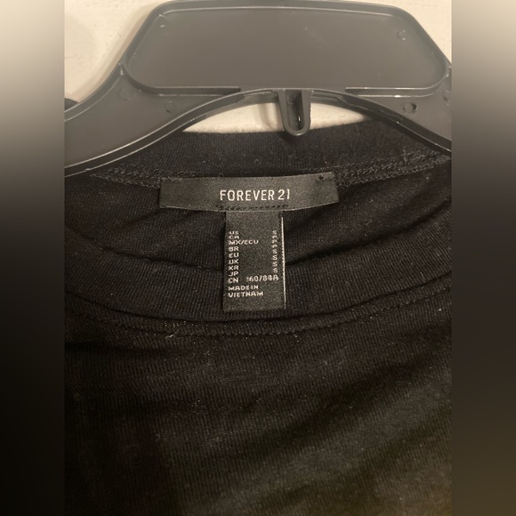 Forever 21 black cropped daisy top - Picture 2 of 3